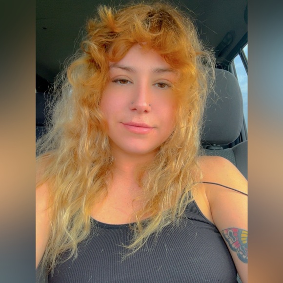 Meet your Posher, Aly - Picture 2 of 3